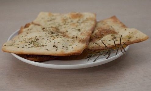 пицца Фокаччиа - пицца без начинки с розмарином.